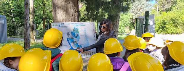 Studenti in visita alla Sorgente della Lupa