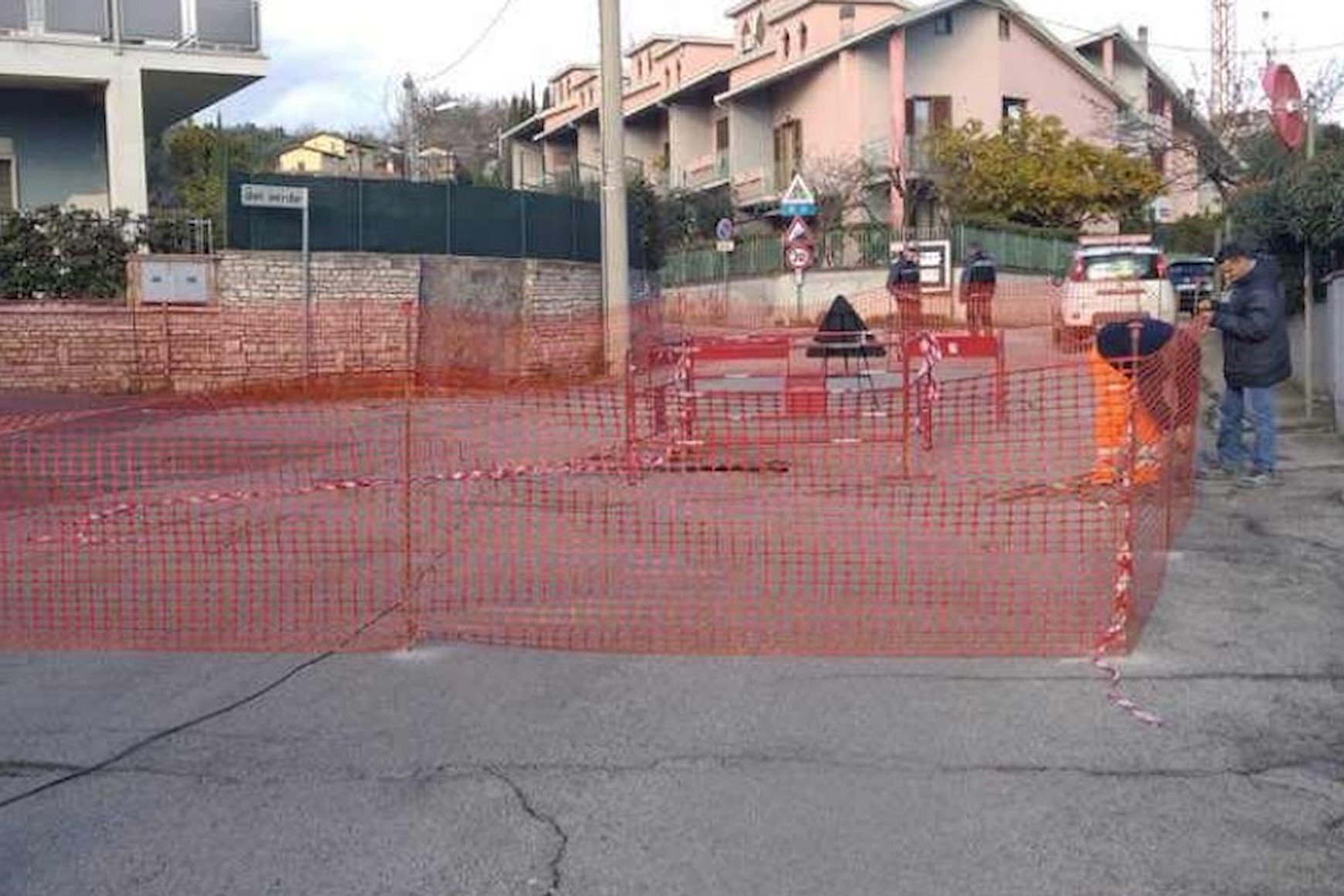 Tecnici al lavoro per il ripristino della rete idrica